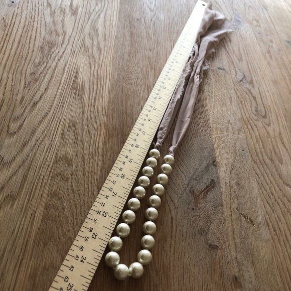 Club Monaco silk tie and pearl necklace - Picture 7 of 7